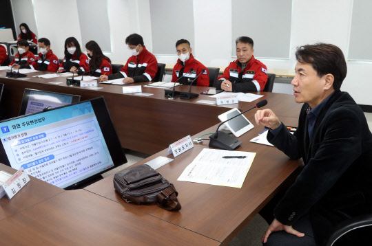 지난 12월13일 김진태 강원도지사가 강원 강릉시에 있는 강원도산불방지센터를 찾아 직원들과 이야기를 나누고 있다.<강원도 제공·연합뉴스>